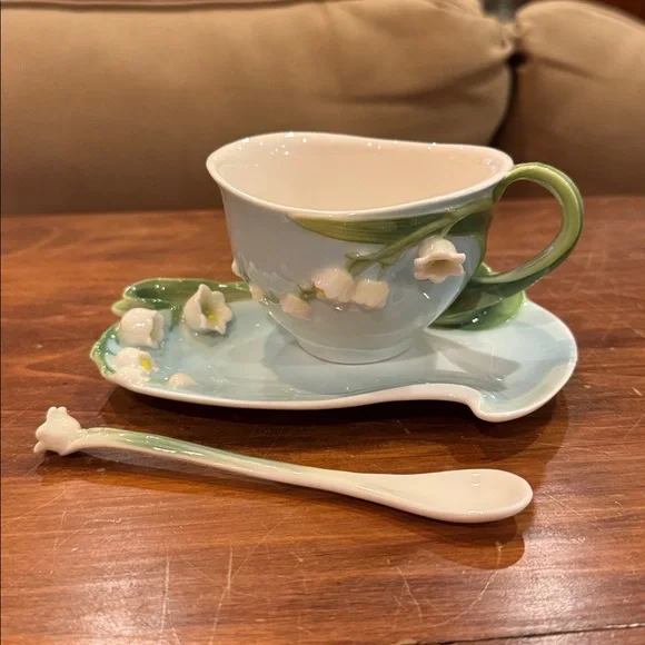 NWOT Two’s Company Teacup Saucer Spoon Set Garden Tea Cottagecore Lily Of Valley - Picture 1 of 13